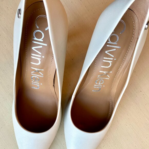 Calvin Klein Women Brady 4" Stiletto Heel Leather Pumps Light Grey Size 8.5 NWOT - Picture 3 of 14